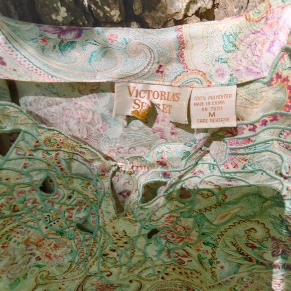 ⬇️ Price Drop!⬇️ Vintage Victoria's Secret Camisole in size M - Picture 3 of 4